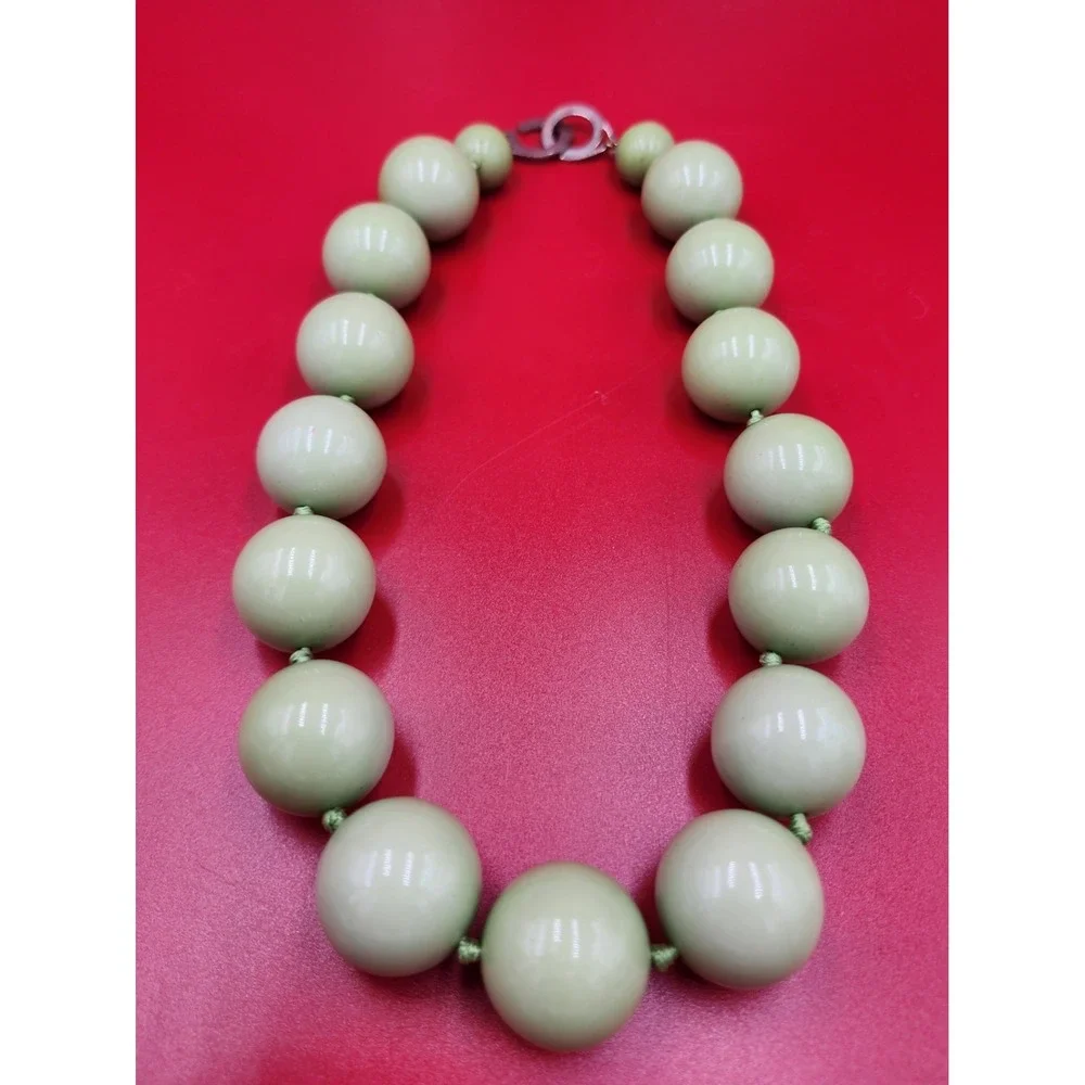 VINTAGE LES BERNARD‎ Chunky Green Lucite Bead GRADUATED Necklace Signed 60s 70s - Picture 2 of 9